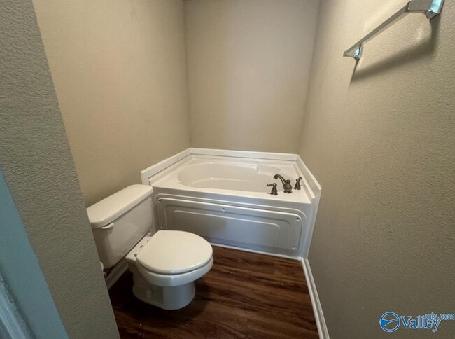 Building Photo - 142 Vancouver Rd