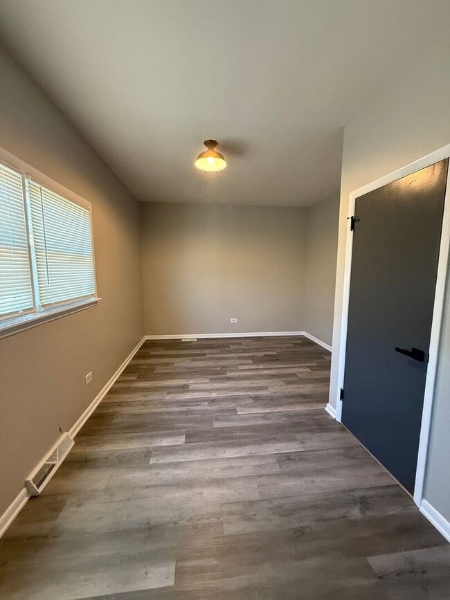 Building Photo - 17842 Park Ave