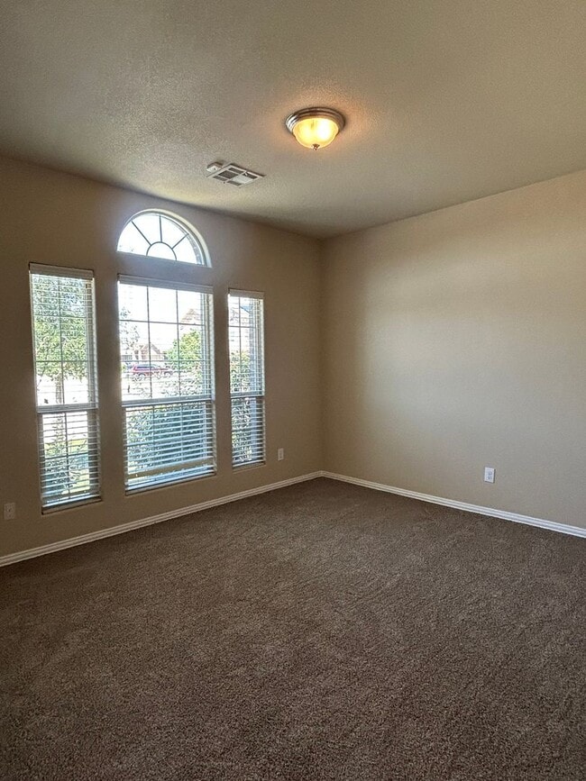 Building Photo - Beautiful 3-Bedroom Home with Den and Fire...