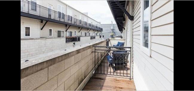 Building Photo - 3224 N Kilbourn Ave