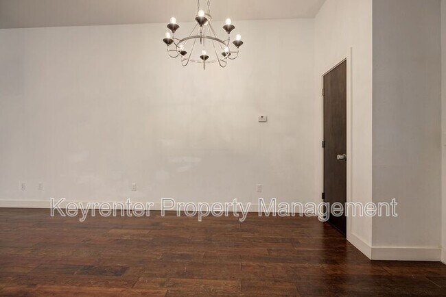 Building Photo - 727 NE 5th St