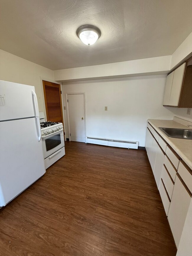 Building Photo - 2 Bedroom 1 Bathroom Apartment For Rent!