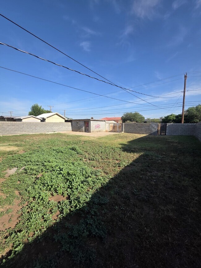 Building Photo - 3 bed 1 bath home, move in ready!