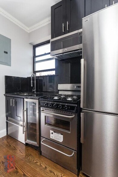 Building Photo - 212 E 105th St