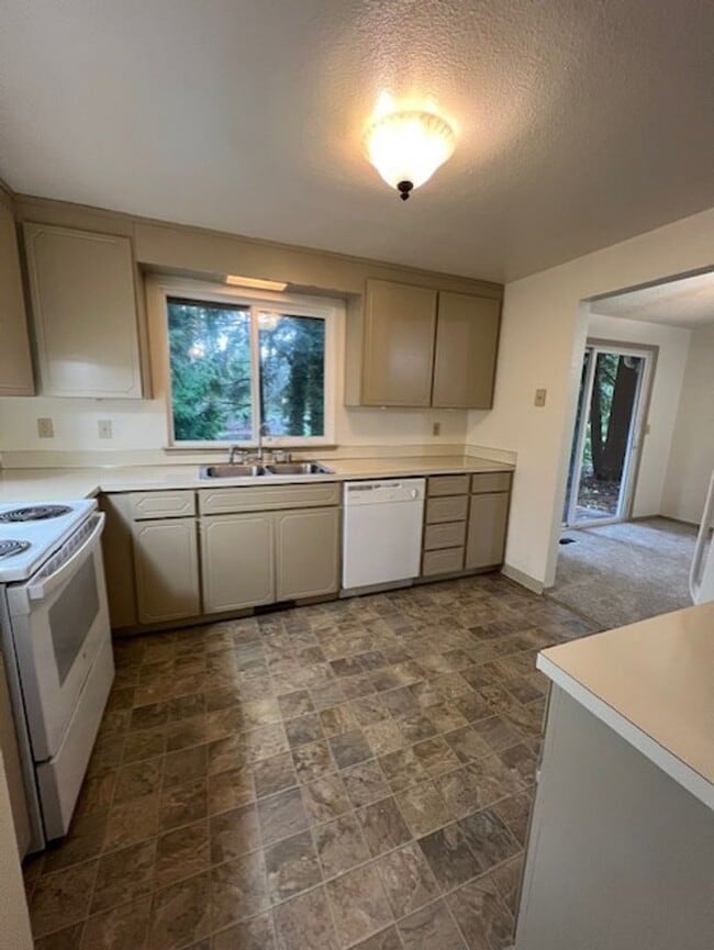 Building Photo - South Hill 3 bedroom house