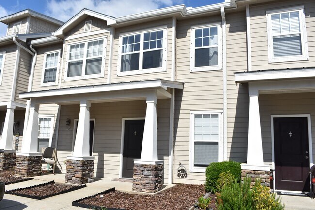 Building Photo - Like NEW 2 Bedroom 2.5 Bath Townhouse in V...