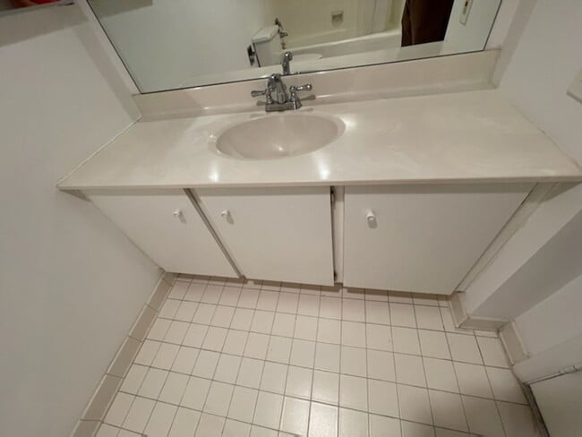 Building Photo - 2 bedroom 2 bath WITH PARKING