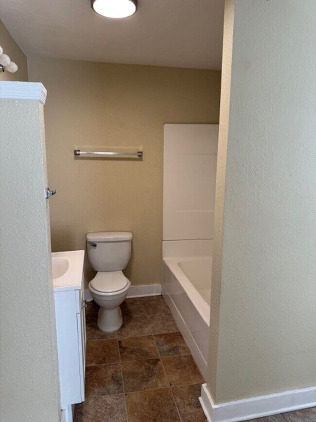 Building Photo - Charming 2-bedroom home available now in E...