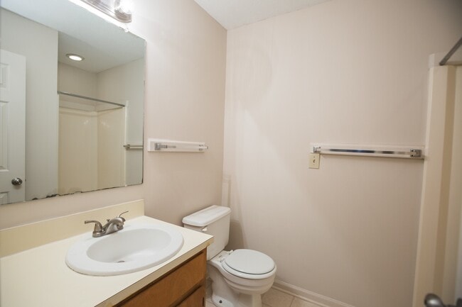 Building Photo - Available early July! Adorable 2 bed, 2.5 ...