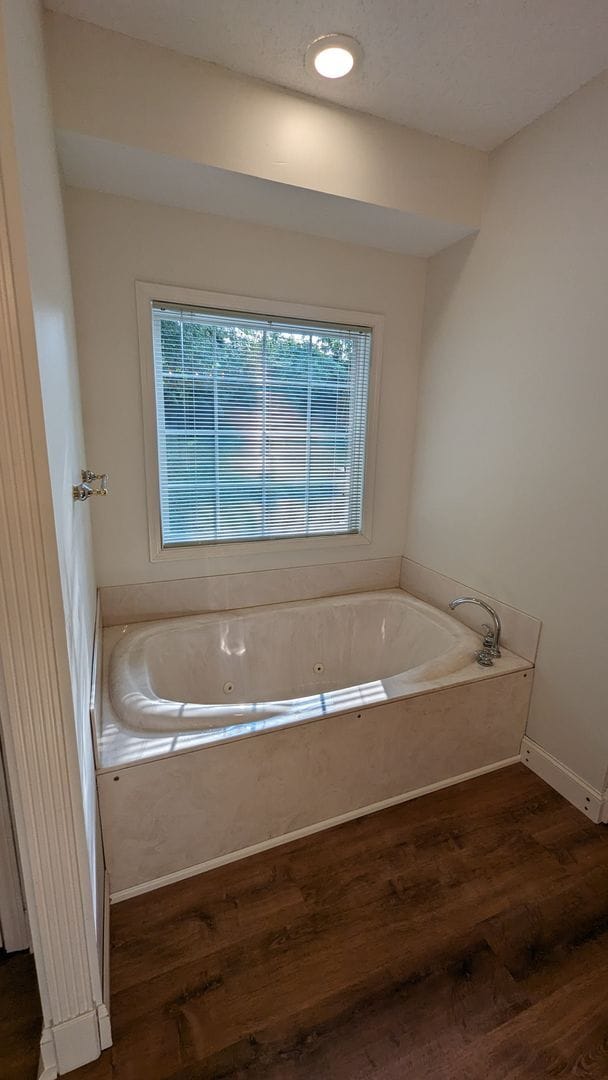 Building Photo - 4 Bed/2.5 Bath Home - Mowing, Trash & Inte...