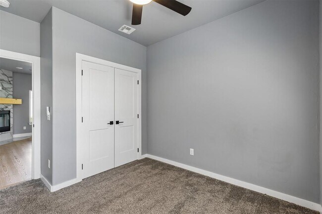 Building Photo - 4930 Meadow Dr