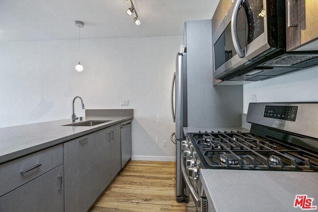 Building Photo - 6640 Woodley Ave