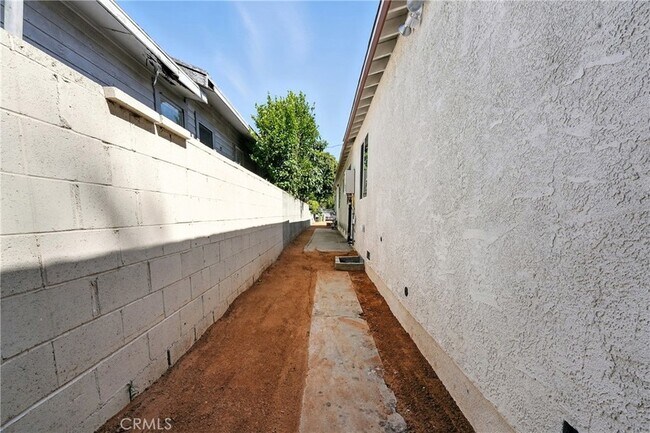 Building Photo - 5841 Arroyo Dr