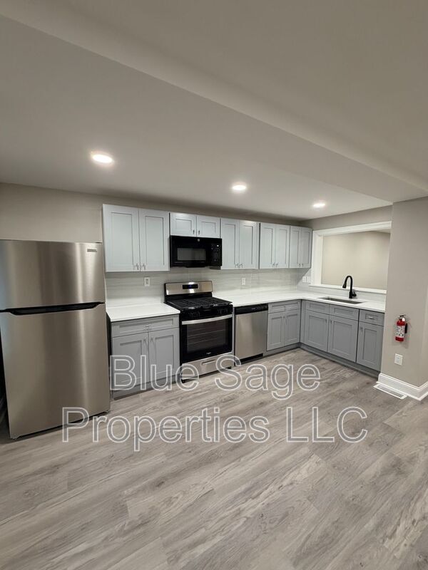 Building Photo - 402 Rively Ave