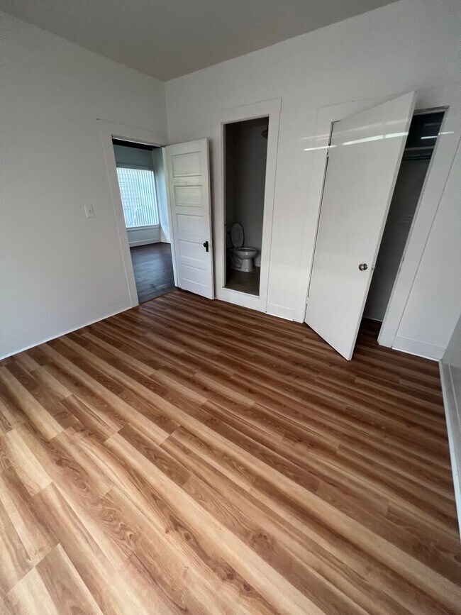 Building Photo - 905 NE Lake St