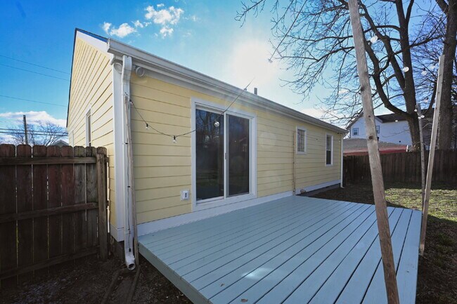 Building Photo - Sweet Cottage Charm with Updated Kitchen, Fenced Yard & Washer/Dryer Included
