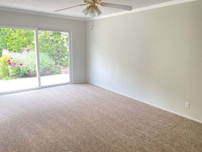 Building Photo - Single story 3 bed, 2 bath home on a large...