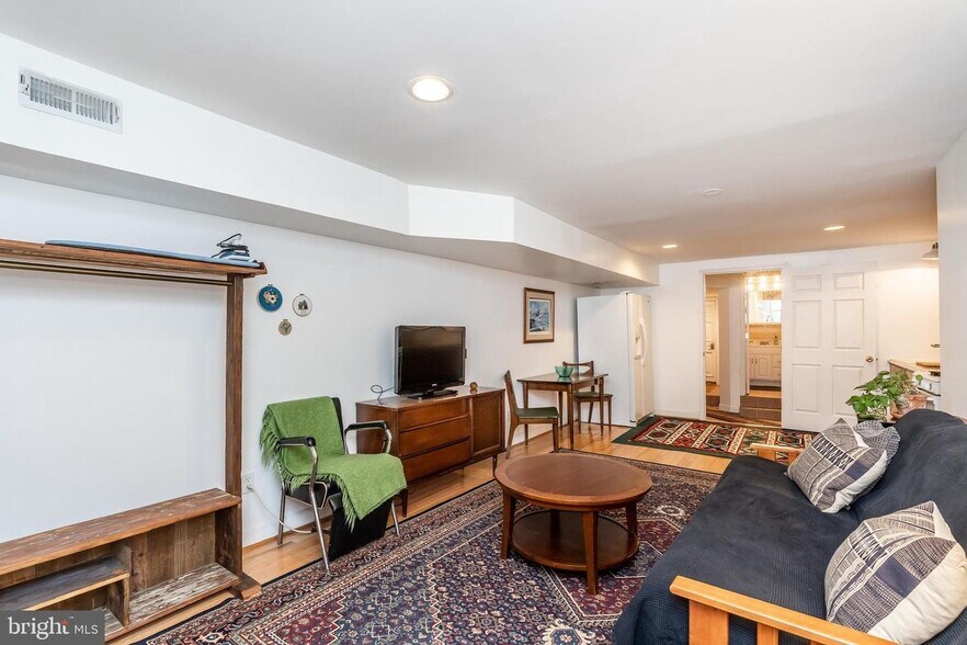 Building Photo - 701 W 37th St