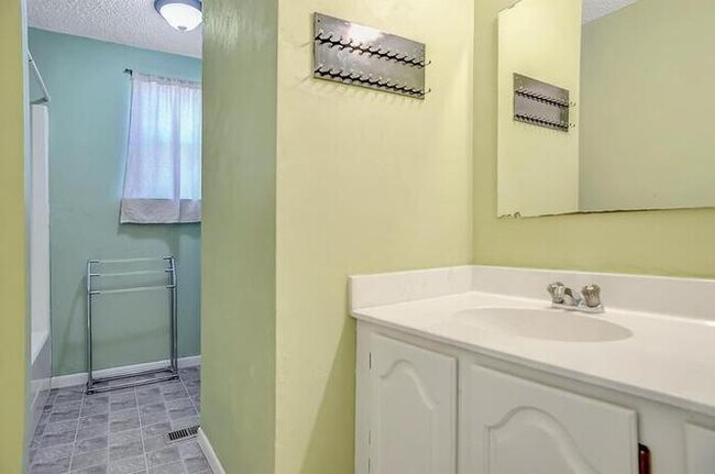 Building Photo - 1704 Frog Pond Rd