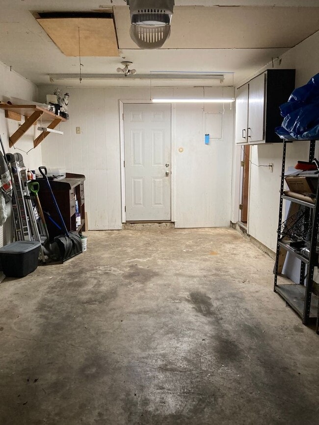 Building Photo - 3 Bedroom, 1 Bath Ranch Home w/Attached 1 ...