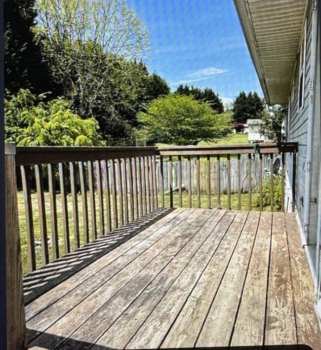 Building Photo - 18 Grove Hills Dr
