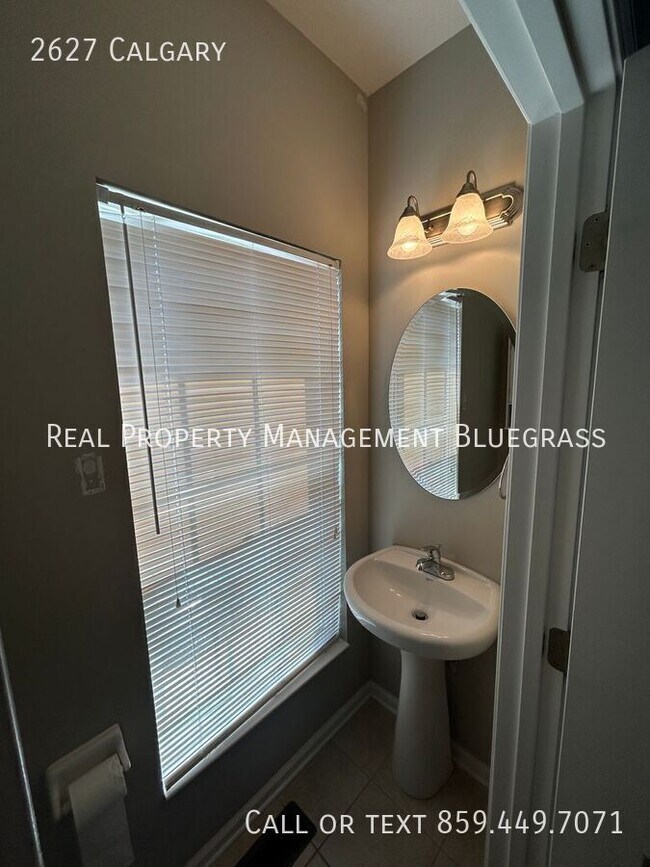 Building Photo - 2627 Calgary-