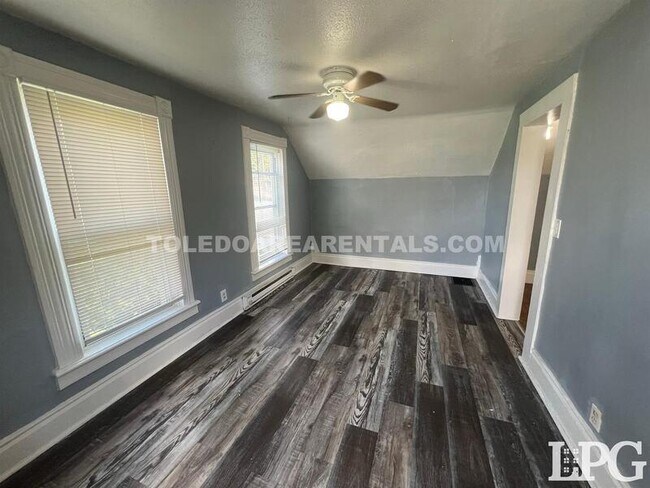 Building Photo - 5520 N Summit St