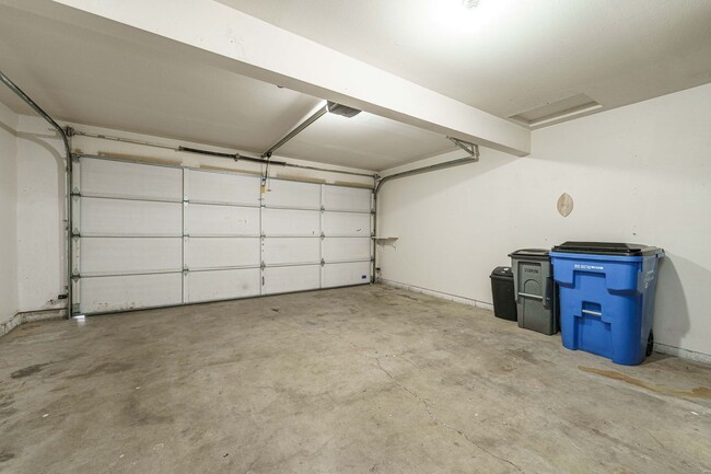 Building Photo - Comfortable 3-Bedroom Townhouse with A/C, ...
