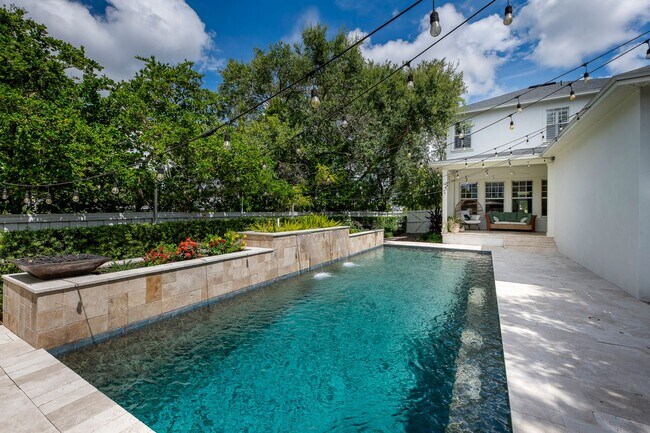 Building Photo - Baldwin Park Beauty! 3 bed/2.5 bath Pool H...