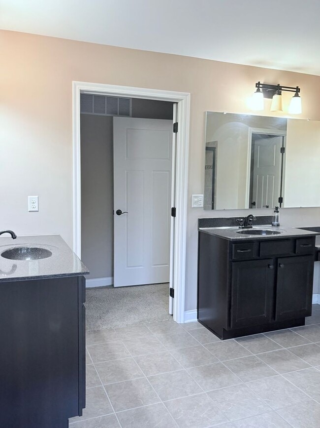 Building Photo - Charming 4 beds 2 bath in Lewis Center!