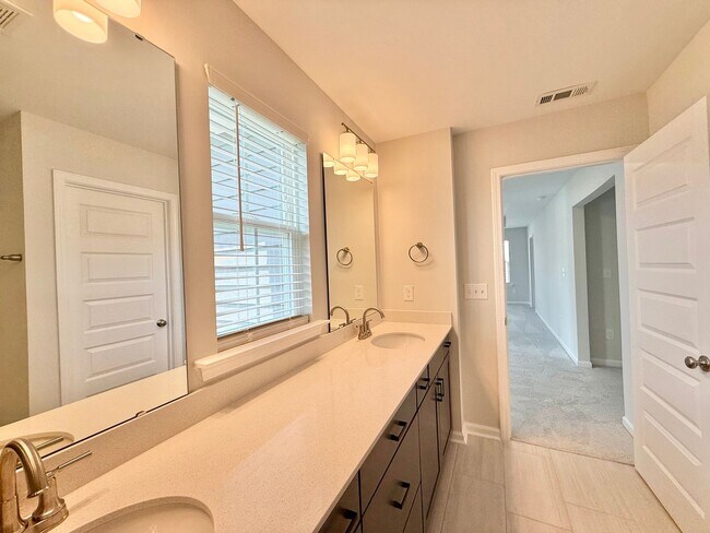 Building Photo - Stunning New 5BD, 5BA Garner Home with Lux...