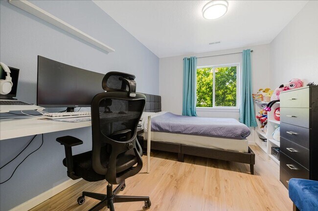 Building Photo - Crisp, Updated Townhome Near Nike & Shopping