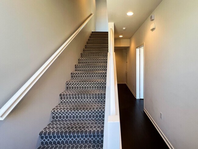 Building Photo - Luxury Townhome Centrally Located in Silver Lake! OPEN HOUSE JUNE 6TH, 2026 from 1:30 PM to 2:30 PM