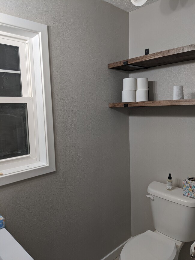 Building Photo - 1213 1st Ave NE