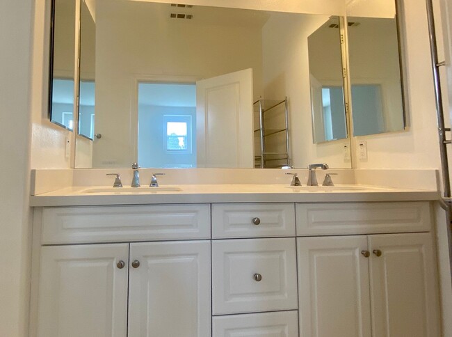 Building Photo - Modern Coastal Living – 2-Bed, 2.5-Bath Ho...