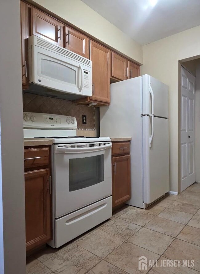 Building Photo - 90 Almond Dr