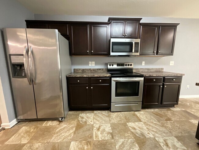 Building Photo - Large 5 bedroom home in Established Neighborhood ready to rent!