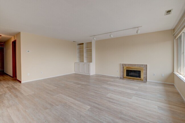 Building Photo - 2 Bed 2 Bath Apartment with a View