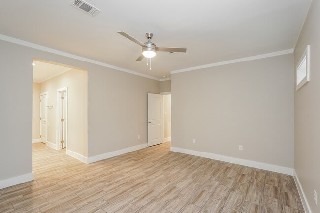 Building Photo - 9330 Crestview Dr