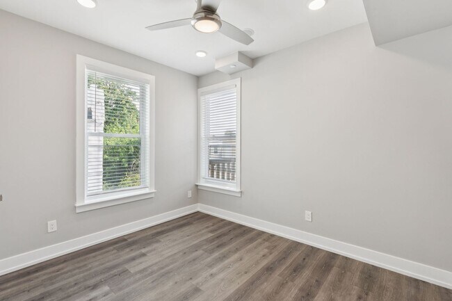 Building Photo - Chic 2-Bedroom Rental with Stunning Roofto...