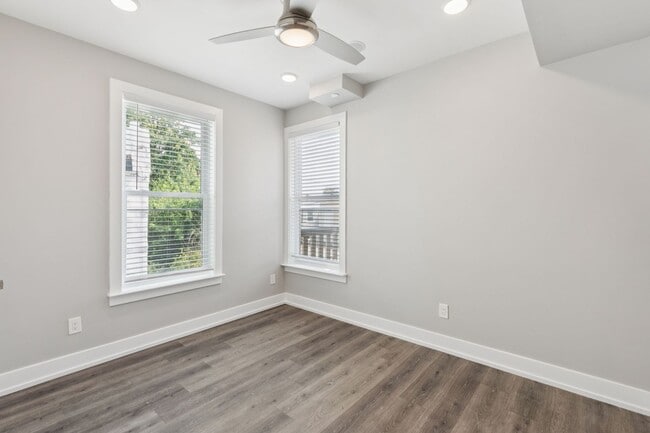 Building Photo - Chic 2-Bedroom Rental with Stunning Rooftop Deck & Modern Amenities in West Kensington!