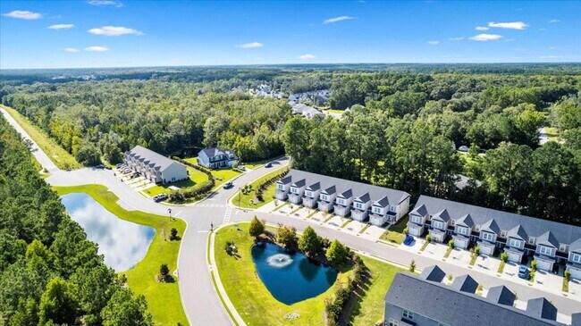 Building Photo - The Commons Stunning Townhome - 3 Bed 2.5 ...