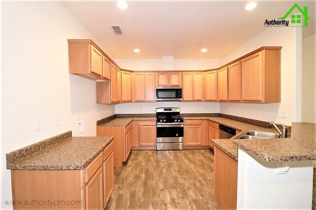 Building Photo - 2530 Rainbow Ln