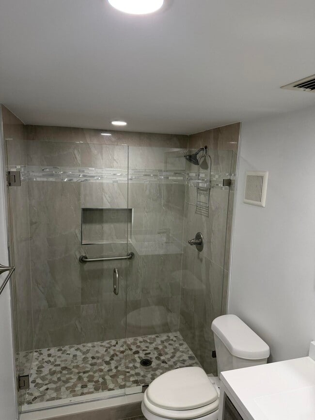 Building Photo - 15090 Ashland Pl