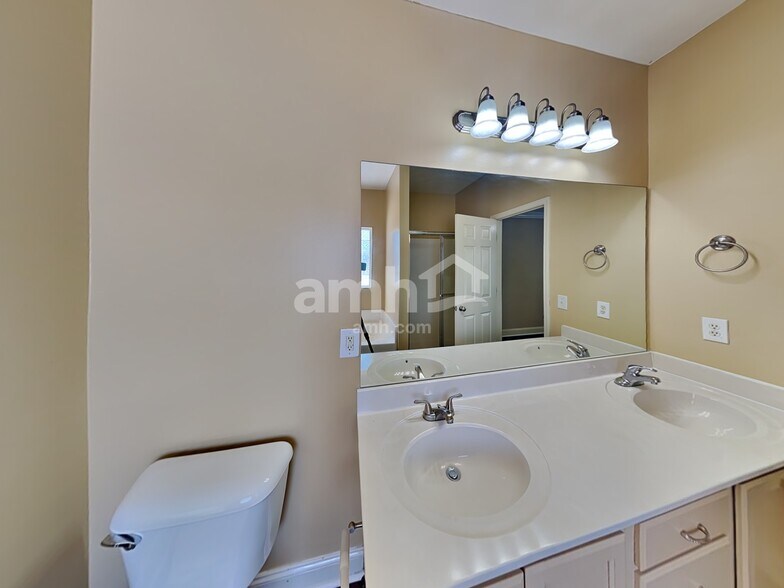 Building Photo - 347 Titans Cir