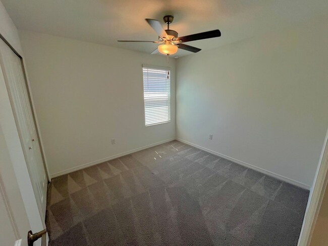 Building Photo - Sapcious 5-Bedroom Home In Quiet Lakeland ...