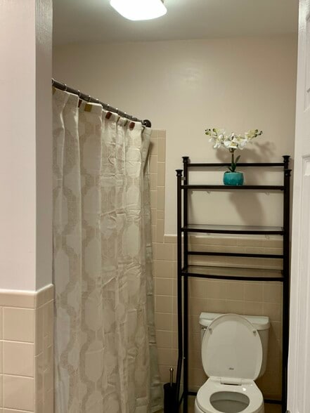 Main bathroom - 1702 Regents Ct