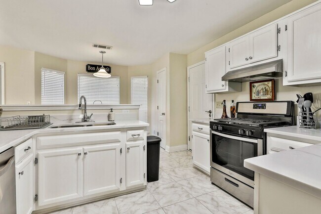 Building Photo - Furnished or Unfurnished 4 Bedroom with Internet Included!