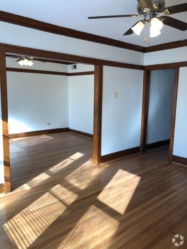 Building Photo - Hermosa – Huge Updated Top-Floor 1-Bedroom...