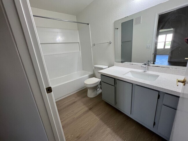 Building Photo - Beautifully Upgraded 2 Br 2 Ba Condo MOVE ...
